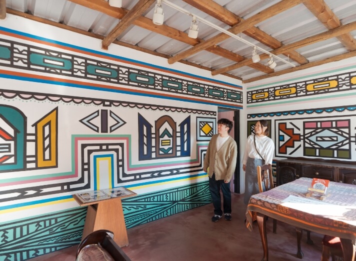 展示を楽しむ子どもたち