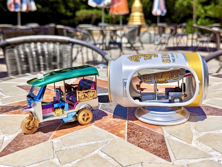 トゥクトゥクの置物