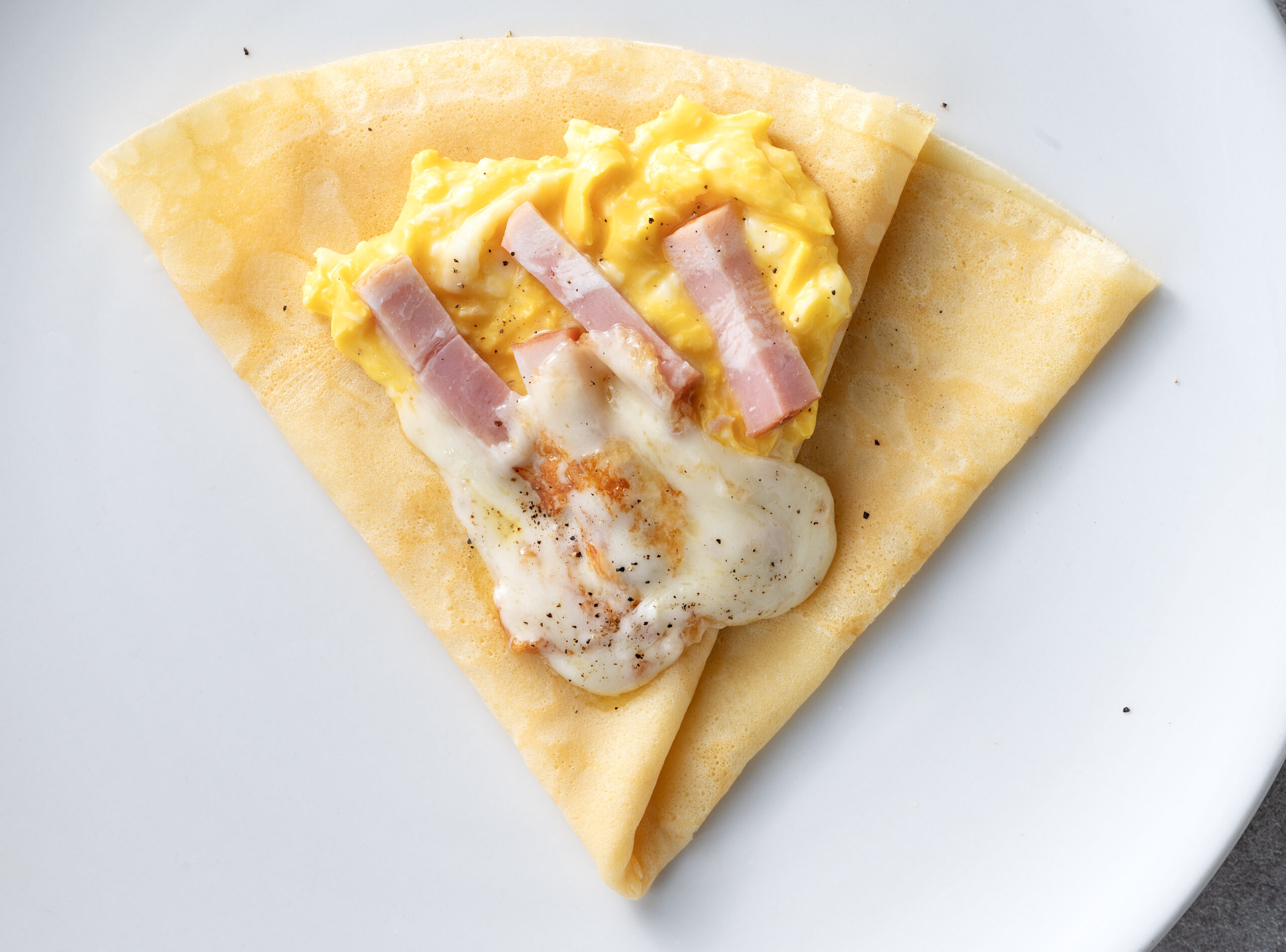 スクランブルエッグ＆ベーコンチーズ