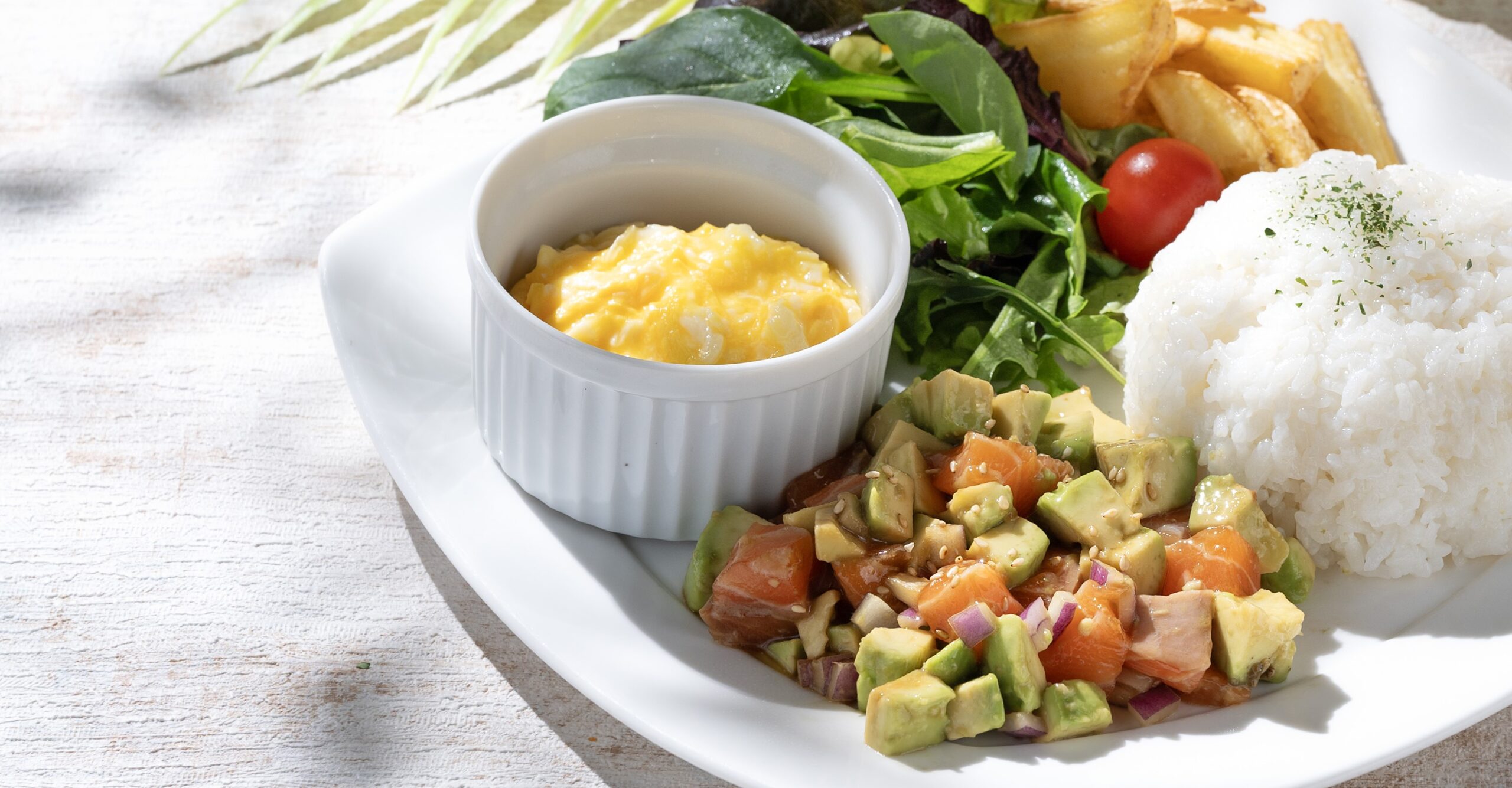 サーモンとアボカドのポキプレート