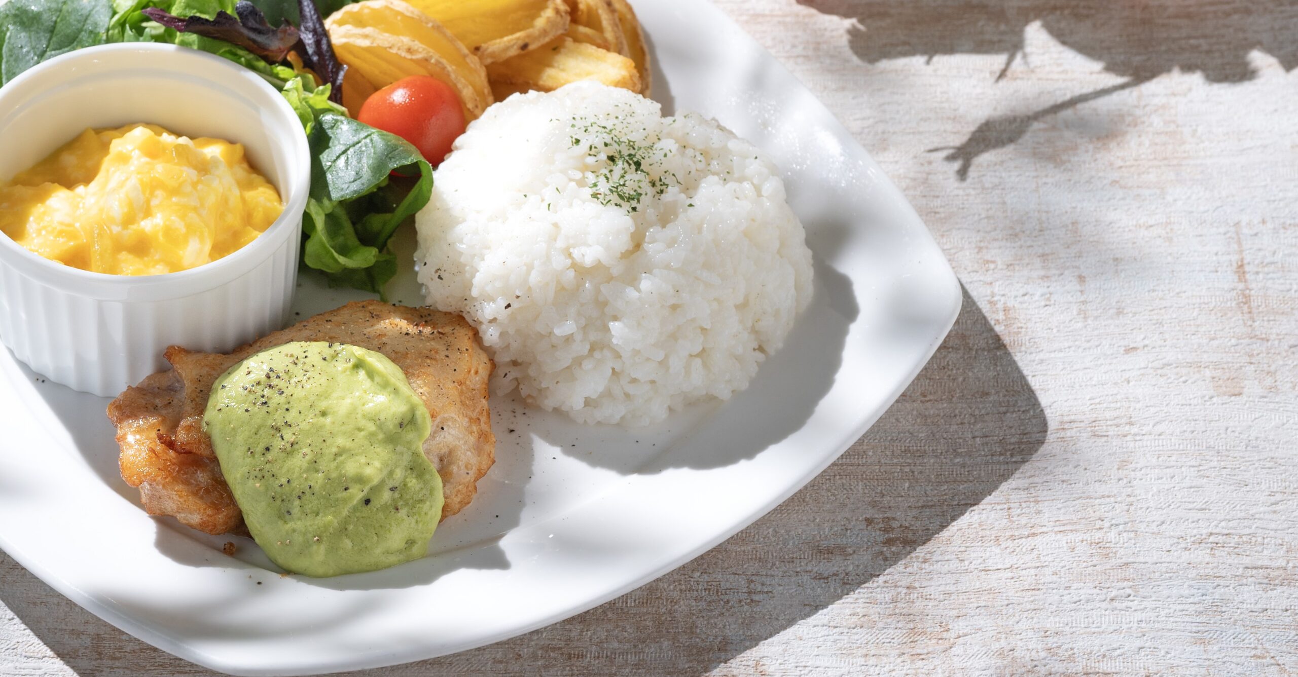 グリルチキンワカモレソースかけプレート