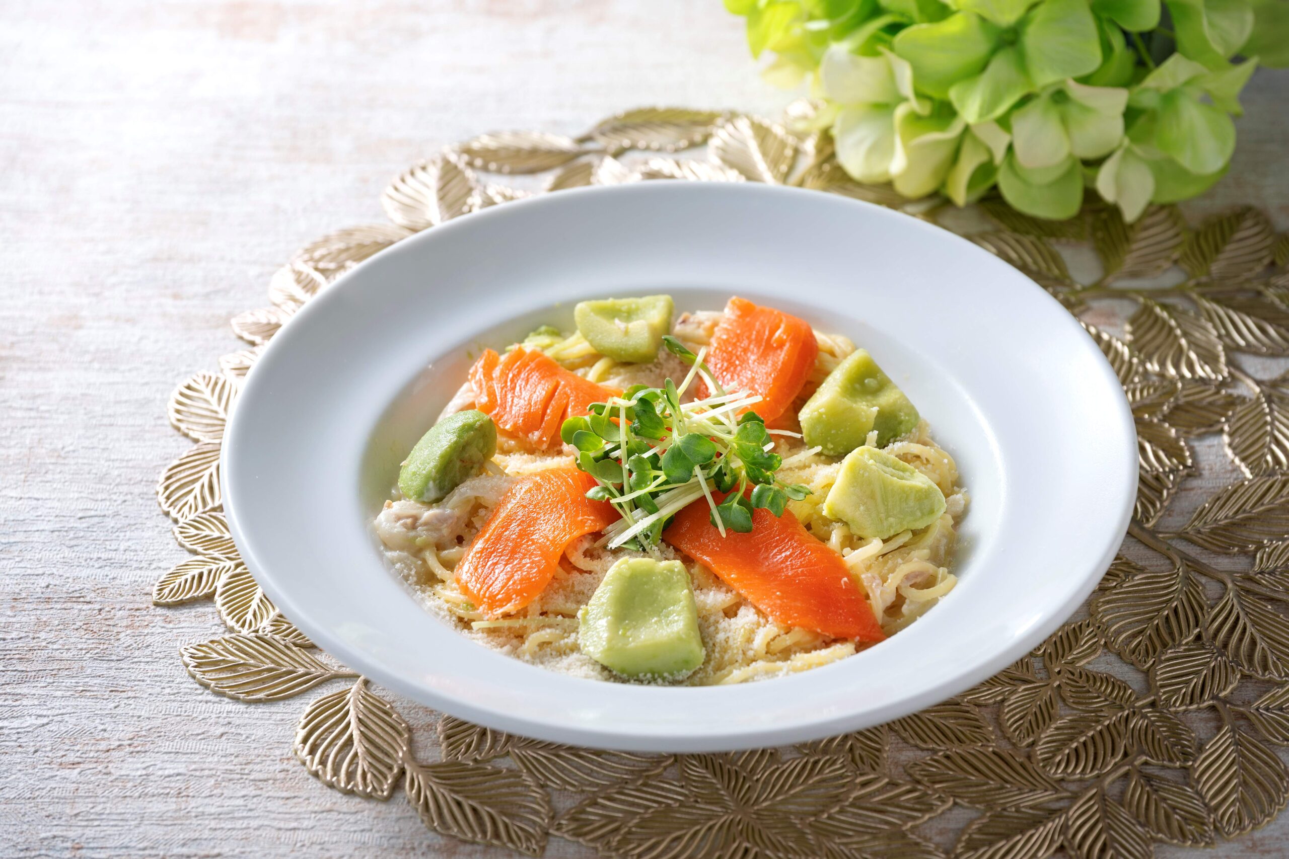 サーモンとアボカドのクリームパスタ